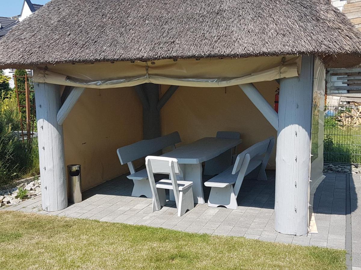 Tobi-Pokoje Goscinne Leba Exterior foto